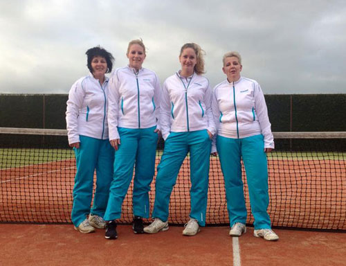 Tandartsenpraktijk sponsort damesteam tennisvereniging De Zoetsmeer
